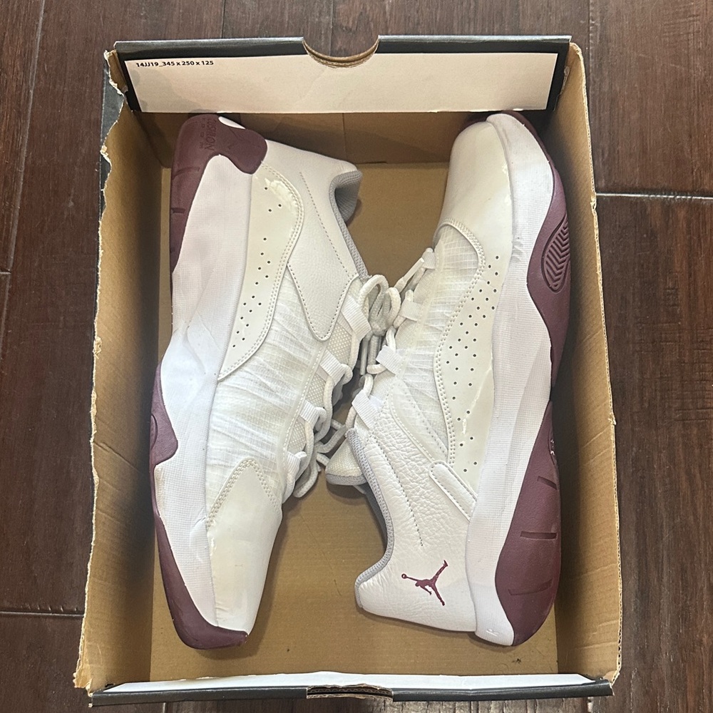 Jordan Air 11 CMFT Low - White and Cherrywood Red